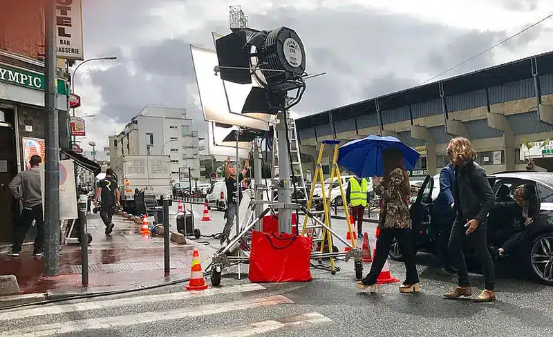 Arrivée d'Isabelle Adjani au bar du Stade Bauer pour le tournage du film "Le monde est à toi" de Romain Gavras - Juin 2017